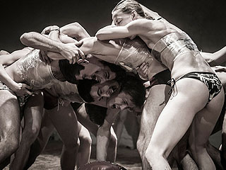 Обнаженные актеры показали абсурд Обнаженные актеры показали абсурд