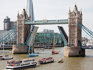 Теплоход протаранил Тауэрский мост Теплоход протаранил Тауэрский мост