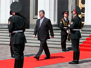 Порошенко наказал упавшего солдата Порошенко наказал упавшего солдата