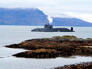 Атомная субмарина спасла тонущий катер Атомная субмарина спасла тонущий катер