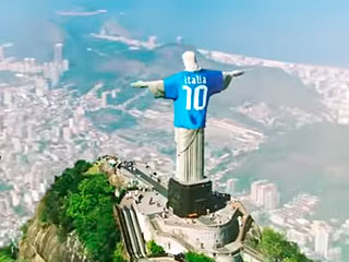 Католиков оскорбила статуя Христа в майке Католиков оскорбила статуя Христа в майке