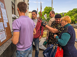 Под Луганском нашли "расстрельные списки" Под Луганском нашли "расстрельные списки"