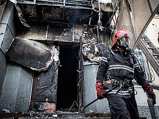 Украинские силовики штурмуют Мариуполь Украинские силовики штурмуют Мариуполь