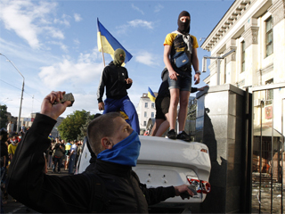 В Киеве штурмуют посольство России В Киеве штурмуют посольство России
