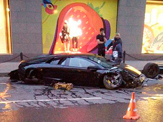 Lamborghini протаранил ЦУМ в Москве Lamborghini протаранил ЦУМ в Москве