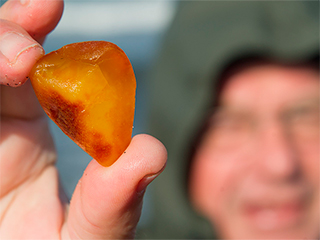 Калиниградский пляж засыпало янтарем Калиниградский пляж засыпало янтарем