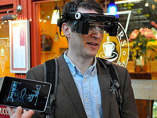 "Умные очки" помогут слабовидящим "Умные очки" помогут слабовидящим