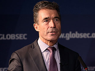 Слепой Расмуссен узрел российских военных Слепой Расмуссен узрел российских военных