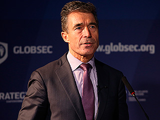 Расмуссена высмеяли за слова о России Расмуссена высмеяли за слова о России