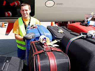 Умирающего мужчину пытались сдать в багаж Умирающего мужчину пытались сдать в багаж