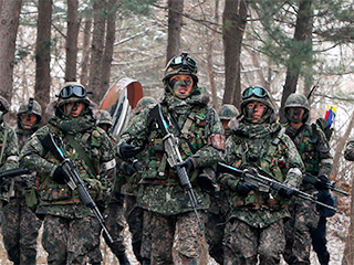 Войска Южной Кореи ведут бой с дезертиром Войска Южной Кореи ведут бой с дезертиром