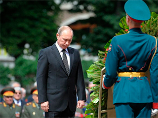 Путин возложил венок к Вечному огню Путин возложил венок к Вечному огню
