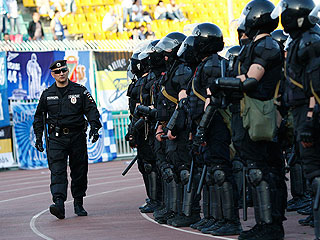 Полицейским разрешат бить людей Полицейским разрешат бить людей