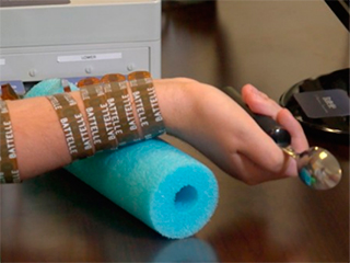 Парализованного научили двигать рукой Парализованного научили двигать рукой