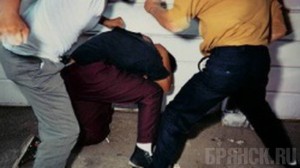 В Бежицком районе Брянска двое парней избили прохожего
