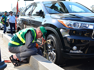 За парковочными инспекторами начнут следить За парковочными инспекторами начнут следить