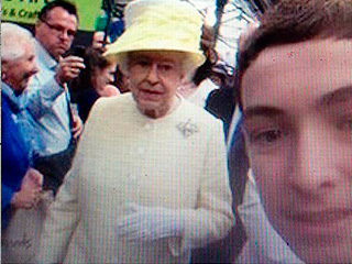 Скандальное селфи с Елизаветой II Скандальное селфи с Елизаветой II