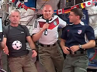 Астронавты сыграли в футбол в космосе Астронавты сыграли в футбол в космосе