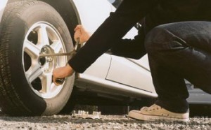 В Бежицком районе воры пытались «разуть» автомобиль