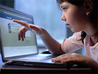 Facebook тайно провел эксперимент над людьми Facebook тайно провел эксперимент над людьми