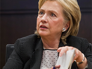 Cтуденты требуют от Клинтон вернуть деньги Cтуденты требуют от Клинтон вернуть деньги