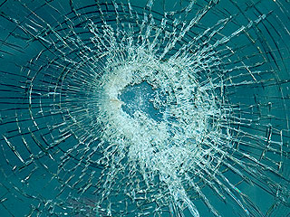 Силовики обстреляли автобус в Славянске Силовики обстреляли автобус в Славянске