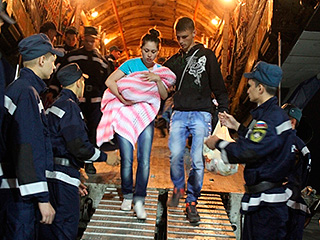 Порошенко призвали приехать к беженцам Порошенко призвали приехать к беженцам