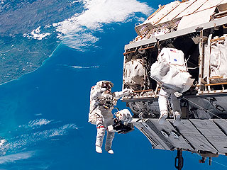 Космический мусор повредил МКС Космический мусор повредил МКС