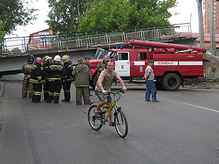 В Красноярске обрушился пешеходный мост В Красноярске обрушился пешеходный мост