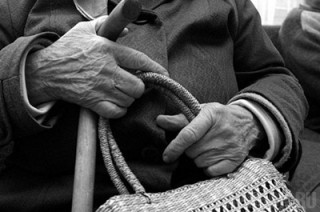 В Бежице у старушки отняли телефон