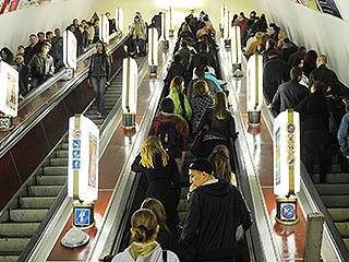 Ребенка в Москве затянуло в эскалатор Ребенка в Москве затянуло в эскалатор