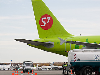 Тягач столкнулся с самолетом в Домодедово Тягач столкнулся с самолетом в Домодедово