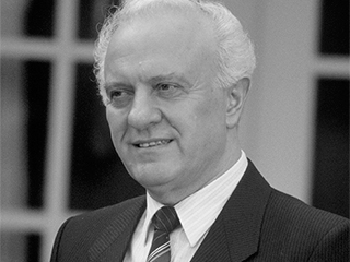 Шеварднадзе похоронен во дворе своего дома Шеварднадзе похоронен во дворе своего дома