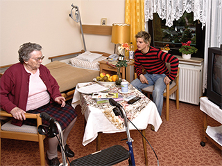 Детей обяжут содержать родителей Детей обяжут содержать родителей