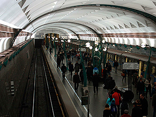 В метро Москвы поезд сошел с рельсов (видео) В метро Москвы поезд сошел с рельсов (видео)