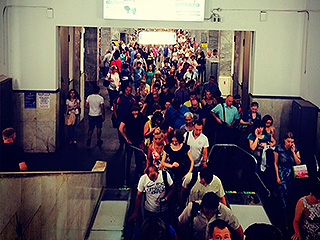 Спасатели выносили людей на носилках Спасатели выносили людей на носилках