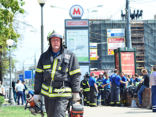 Спасатели плакали над ранеными в метро Спасатели плакали над ранеными в метро