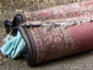 В Погарском районе мужчина прирезал собутыльника, завернул в ковер и сбросил в ручей