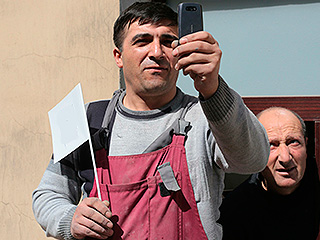 Мигрантов обяжут знать Конституцию России Мигрантов обяжут знать Конституцию России