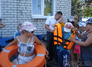 Брянские спасатели учили ребятишек безопасности на воде