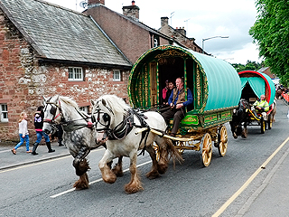 Цыган в Бельгии пытались прогнать музыкой Цыган в Бельгии пытались прогнать музыкой