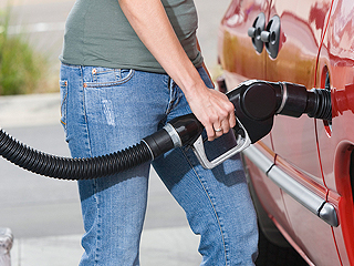 Где продают самый дешевый бензин в России Где продают самый дешевый бензин в России