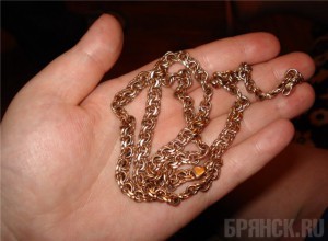 В Бежице грабительница сорвала с шеи прохожей золотую цепочку