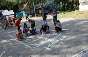 В оздоровительном лагере "Огонек" автоинспекторы с детьми "писали" книги по ПДД