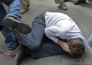 На пляже в Брянске трое избили и ограбили мужчину