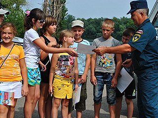 Киев выгнал в Россию 230 тысяч детей Киев выгнал в Россию 230 тысяч детей