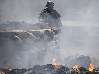 Ополченцы подбили военный самолет Ополченцы подбили военный самолет