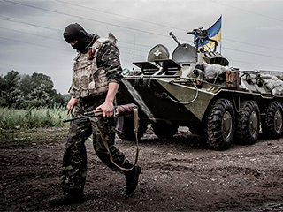 Голодные украинские солдаты едят гадюк Голодные украинские солдаты едят гадюк