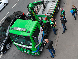 Девушка спасла машину стриптизом (видео) Девушка спасла машину стриптизом (видео)