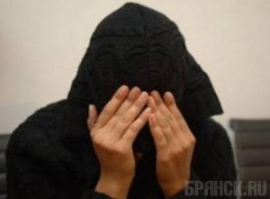 В Клинцах молодой человек вырвал сумочку из рук прохожей